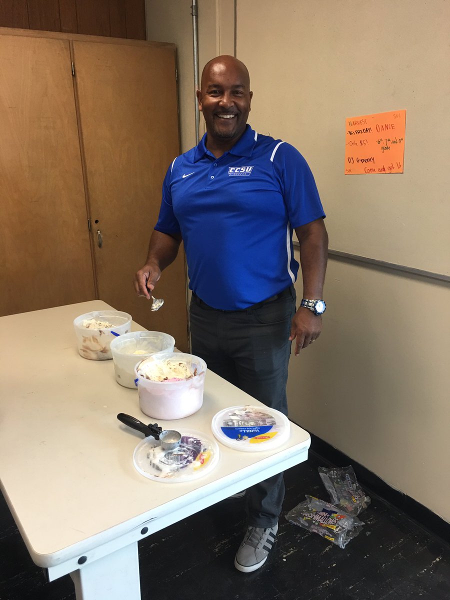 CCSU_STEM6's tweet photo. @EHMiddle CCSU6 Flying Falcons enjoying a SURPRISE ice cream social!! #PrepareWorkSucceed #WaystoBe https://t.co/cSdPX8q9xu