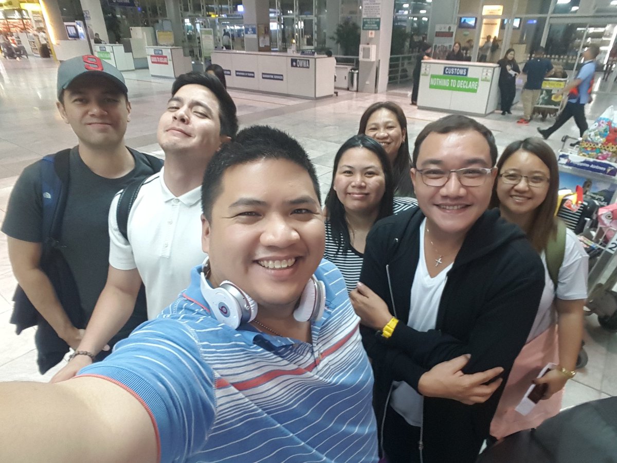 DirekMike's tweet photo. Feels good to be back home. Maine, we brought him back safe and sound. (Bakit siya lang ang naka-wacky sa pic???) https://t.co/b0CjCUdZrB