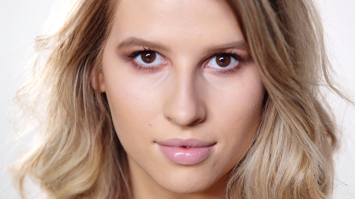 PrettyUpfront's tweet photo. Get the Burgundy Smokey Eye look thanks to the amazing @HannahLeigh0 - watch now: https://t.co/0jrneNHte6 https://t.co/JIN1g1oXfG