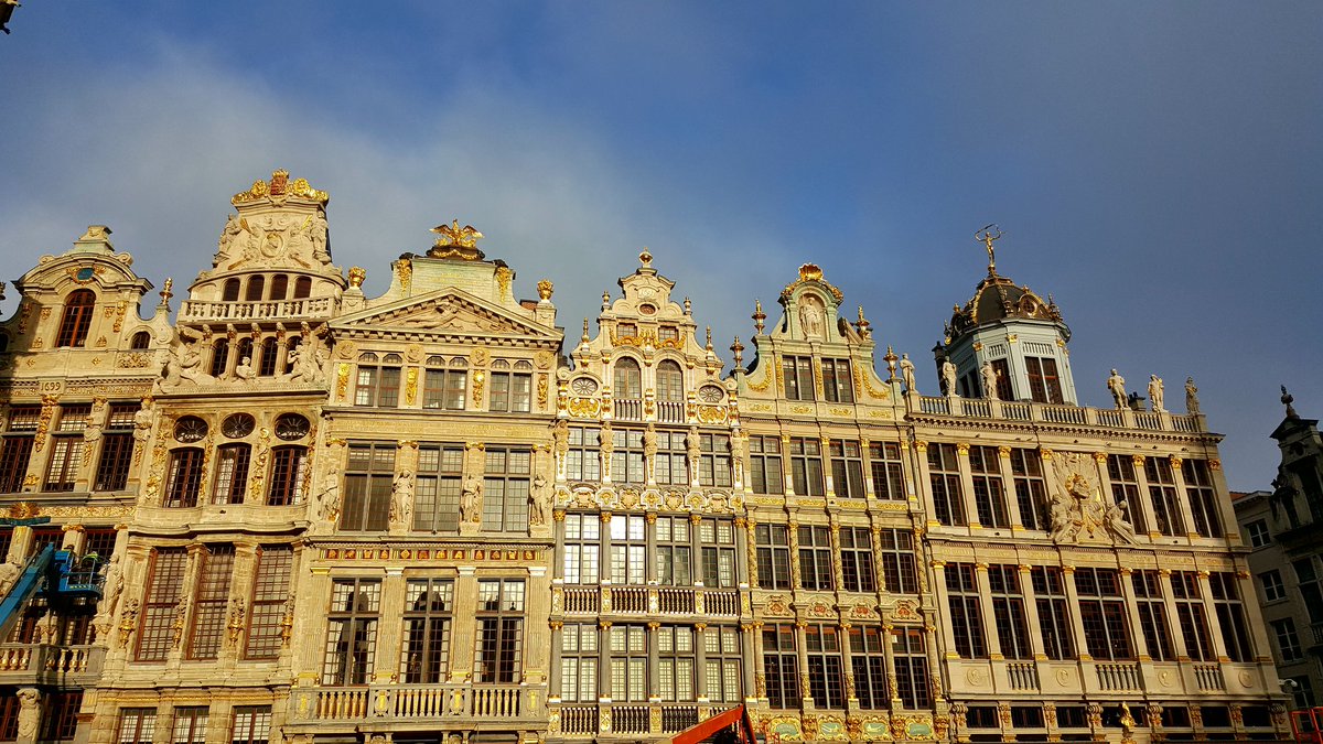 DealMakerPro's tweet photo. You have to try the Brussels Waffle with chocolate @MaisonDandoy opposite @RF_HotelAmigo near Grand Place https://t.co/w8fUMKMgKF