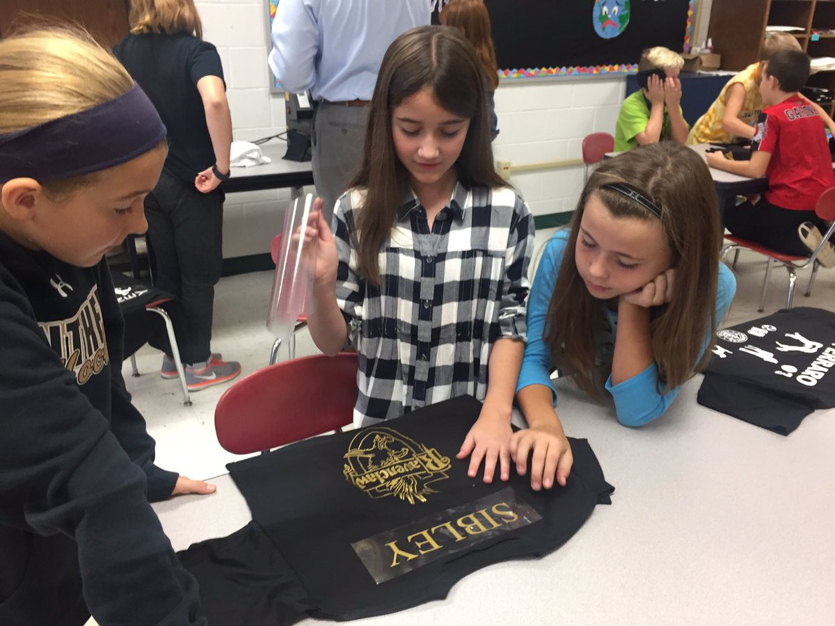 mcperry705's tweet photo. Miss Straub's classroom finishing up their personalized t-shirts! https://t.co/CX0UeYAKDi