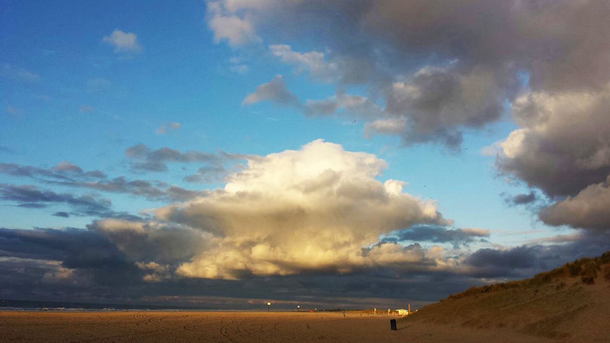 Wow mooie lucht 😊⛅ #ophetstrand #HvH #clouds