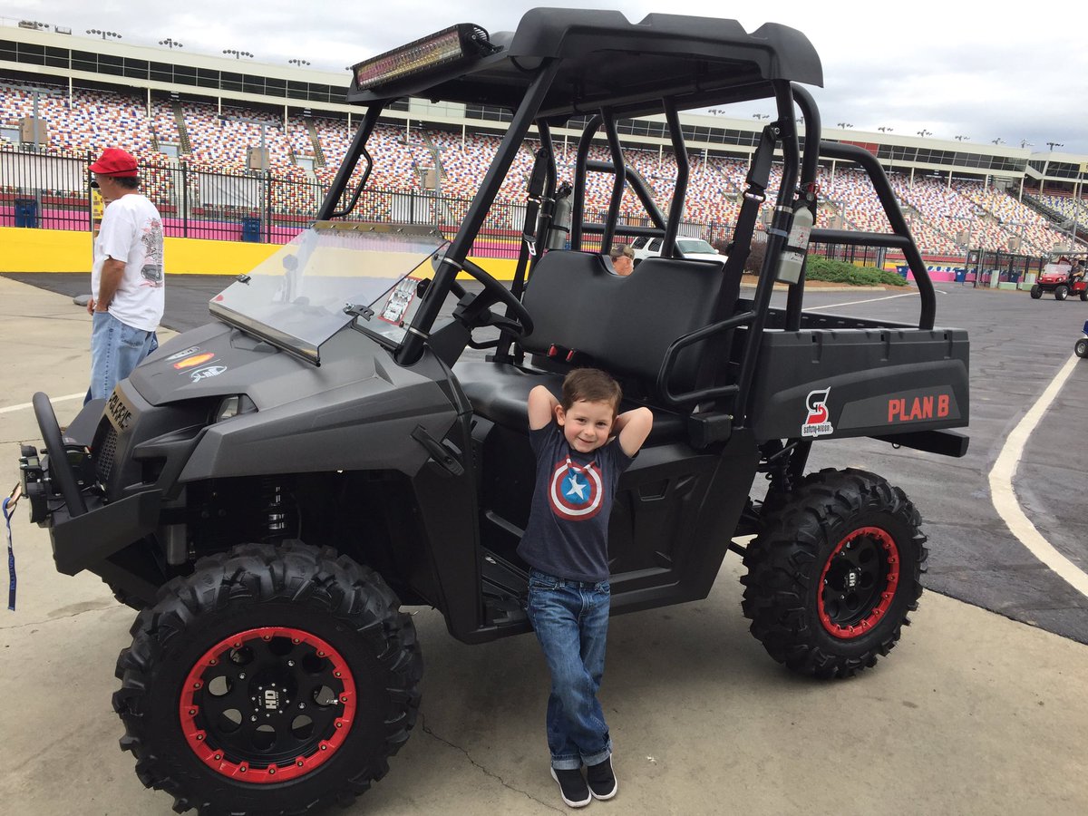 tommypikecustom's tweet photo. #CaptainAmerica chillin with the #TPCustoms #PlanB #Polaris #Ranger at the #Pennzoil #Goodguys show! https://t.co/hdviXqAM92