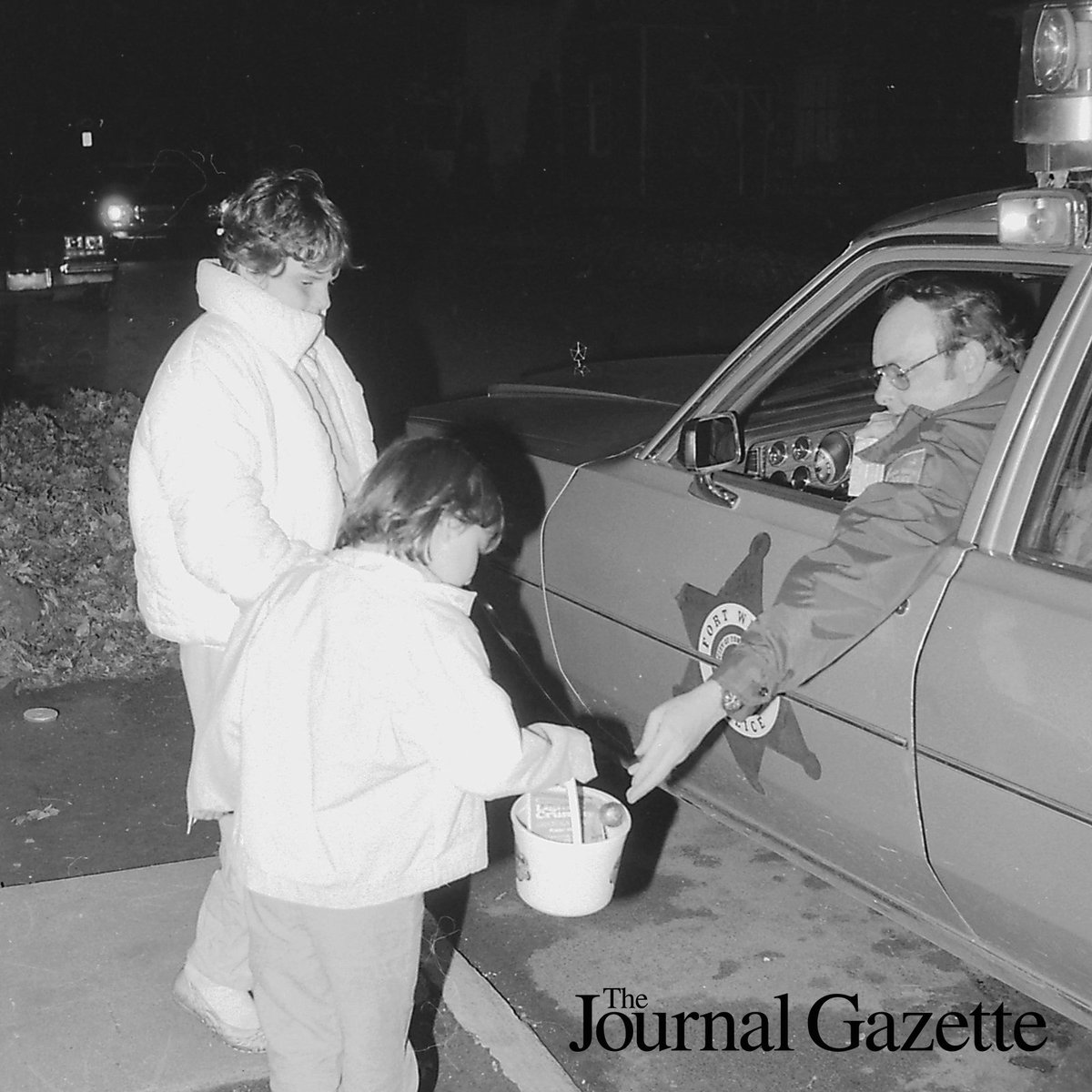 JGFeatures's tweet image. #TBT from the JG archive: Trick-or-treaters get a treat from a @FortWaynePolice officer on Halloween night 1985. #AllenCo200