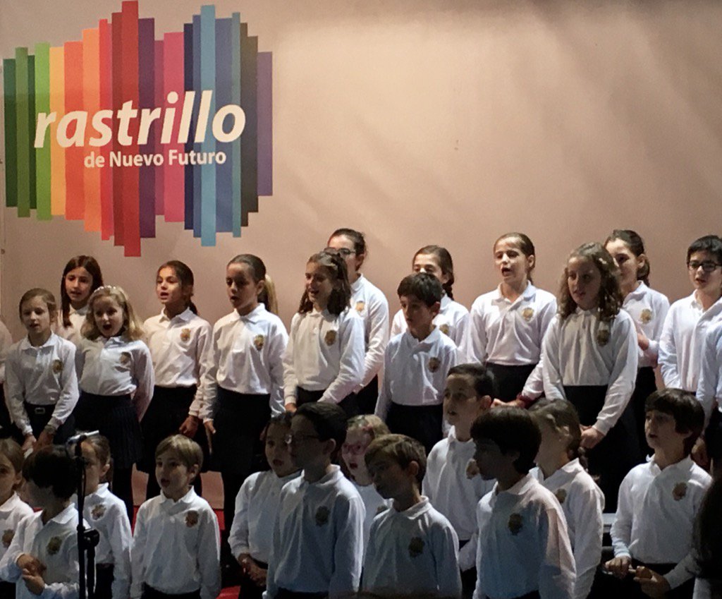 AnaZoroquiain's tweet photo. En la inauguración de #Rastrillo2016 disfrutando de la actuación del Coro Infantil del Orfeón Pamplonés https://t.co/x23q4qRm1e