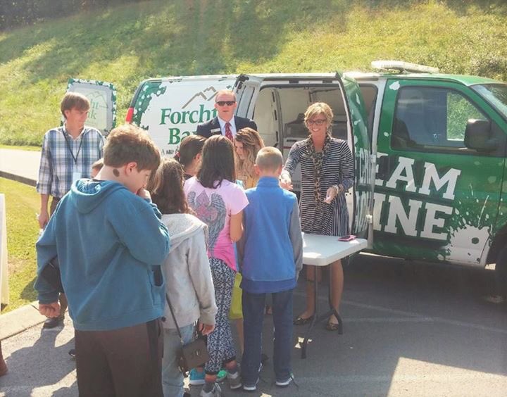 ForchtBank's tweet photo. #ForchtBank Ice Cream Machine at Hunter Hills Elementary in Laurel Co. We gave out 775 cups of ice cream! ππ½βοΈπ¦ https://t.co/7E0j24vMO8