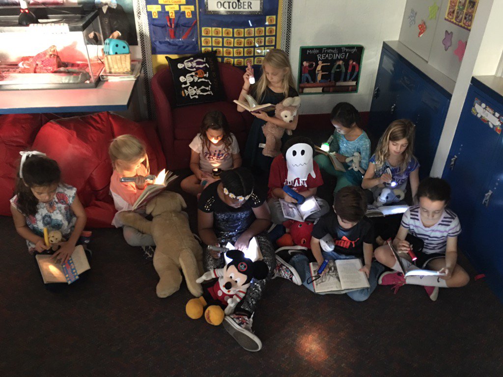 DellinLin's tweet photo. Our second graders participating in Flashlight Friday. #FlashLightfriday #literacy https://t.co/iNlDGrFFCF