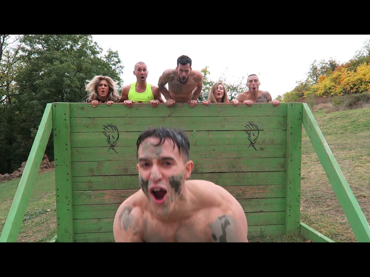 jesuispates's tweet photo. Je sais pas si on doit avoir peur si on dois fuir ou sourire 😂😂😂 #BOUUUM @TiboInShape @JustineGallice #teamshape https://t.co/mByzR0phTs