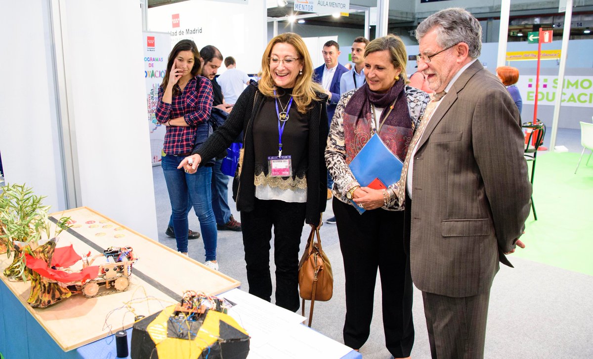 CRFPCLM's tweet photo. Nos visita el El Consejero de Educación en los Premios #SIMO2016 #SIMOEDU16 @CRFPCLM @educajccm @gobjccm https://t.co/0C5LKS1jG8