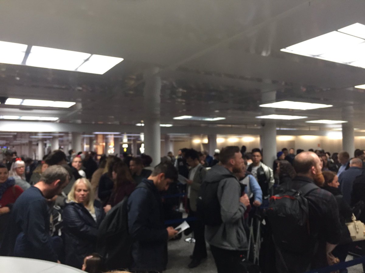 EstebanRC201's tweet photo. @ParisAeroport 
Terrible organización 
Hagan algo, ¿como es posible que un solo módulo de migración abierto? https://t.co/cgFquMBTeC