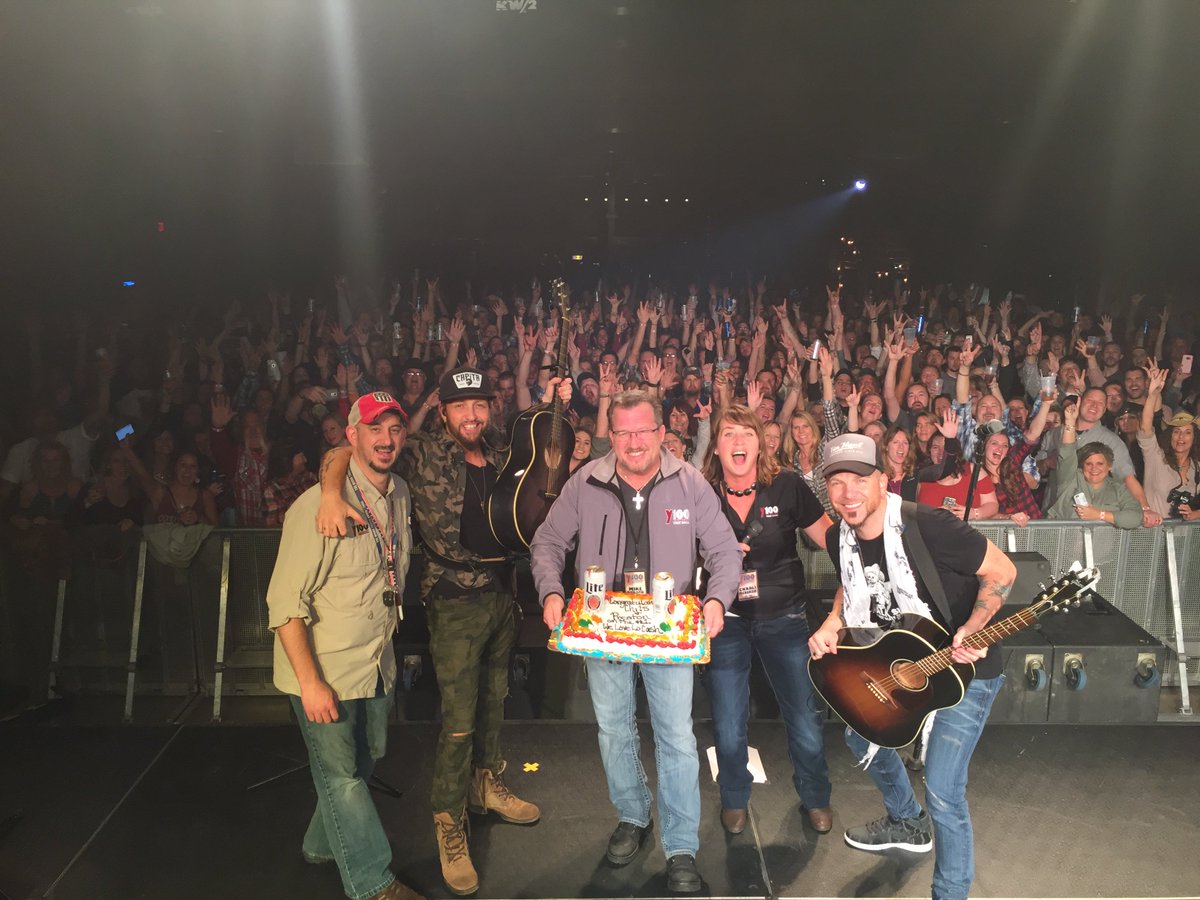 LOCASHmusic's tweet photo. Thanks Green Bay and @WNCY for the good times and the #1 beer cake! #FeelGoodFriday #BeerCake #CakeByTheOcean https://t.co/6vPw15u0H0