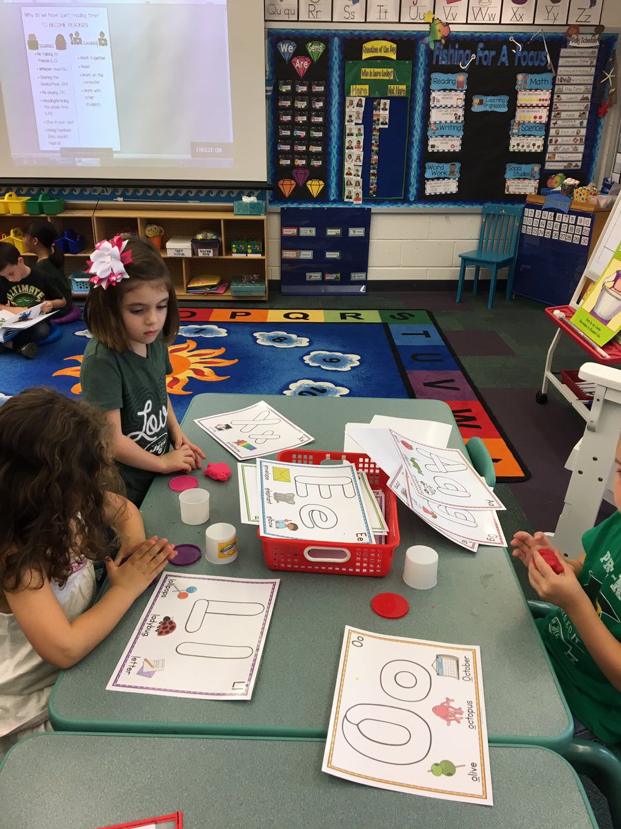 ScovillSmarties's tweet photo. Literacy centers rock! ๐๐ผ#readersinthemaking @CatenaColts https://t.co/RWjXg0pUYQ