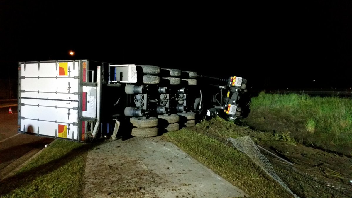johnv604's tweet image. Truck roll over Hume Fwy near Fallon st. Albury