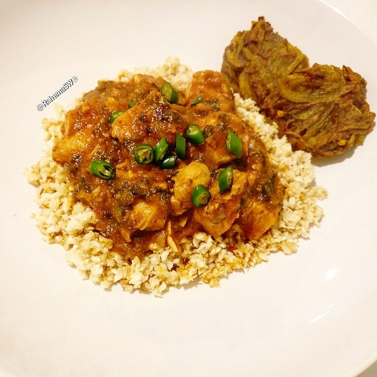 Rahema_m's tweet photo. Dinner! Chicken curry with cauliflower rice & onion bhajis @SlimmingWorld #lovefood #healthyeating #swcurryclub #FoodieFriday #foodie https://t.co/6dQkeWfwjr