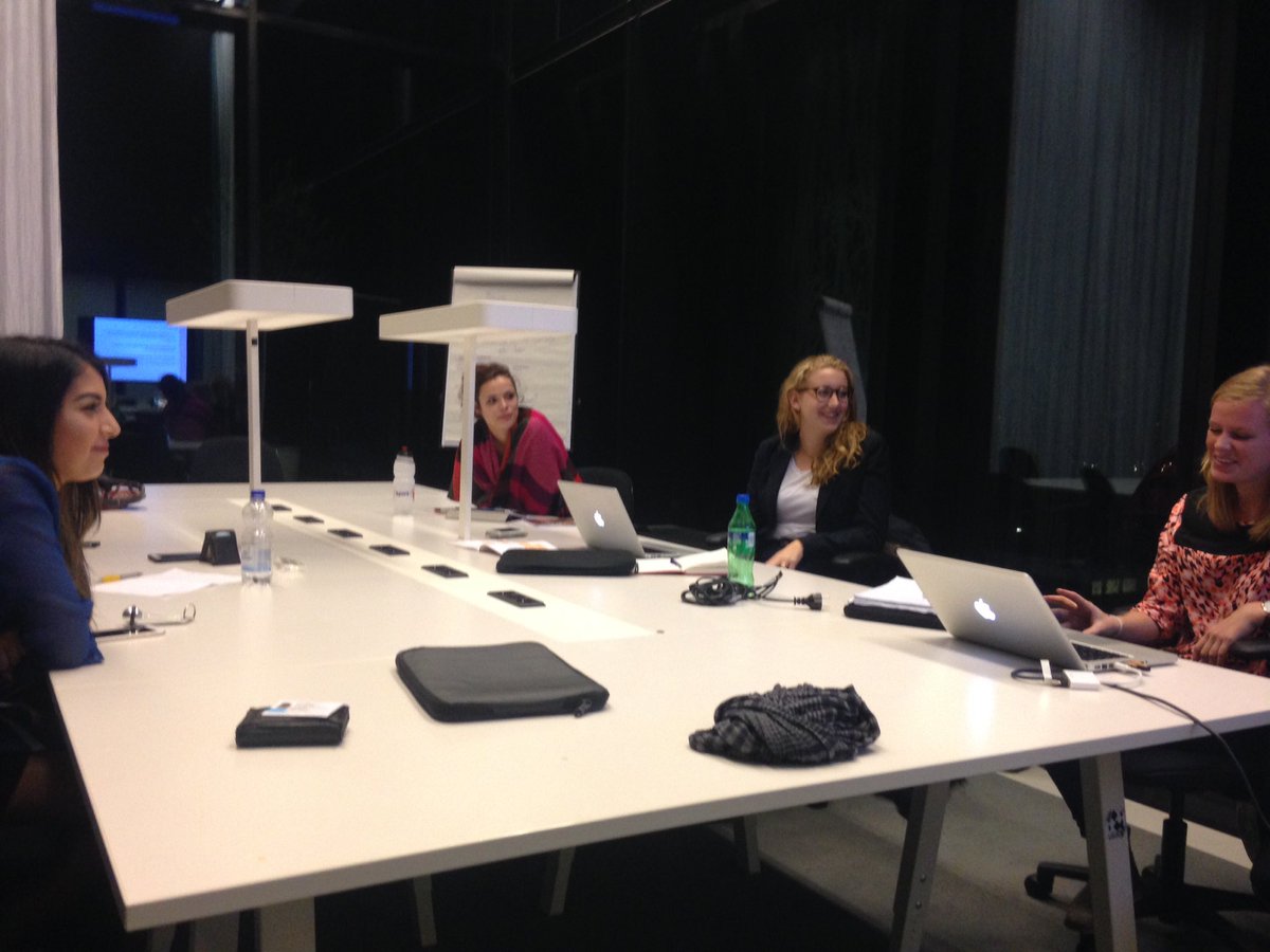 StudentenPML's tweet photo. Hoe kun je medisch leiderschap op jouw faculteit uitwerken? Ambassadeurs van studentenPML denken er hard over na! https://t.co/5FMIig54CL