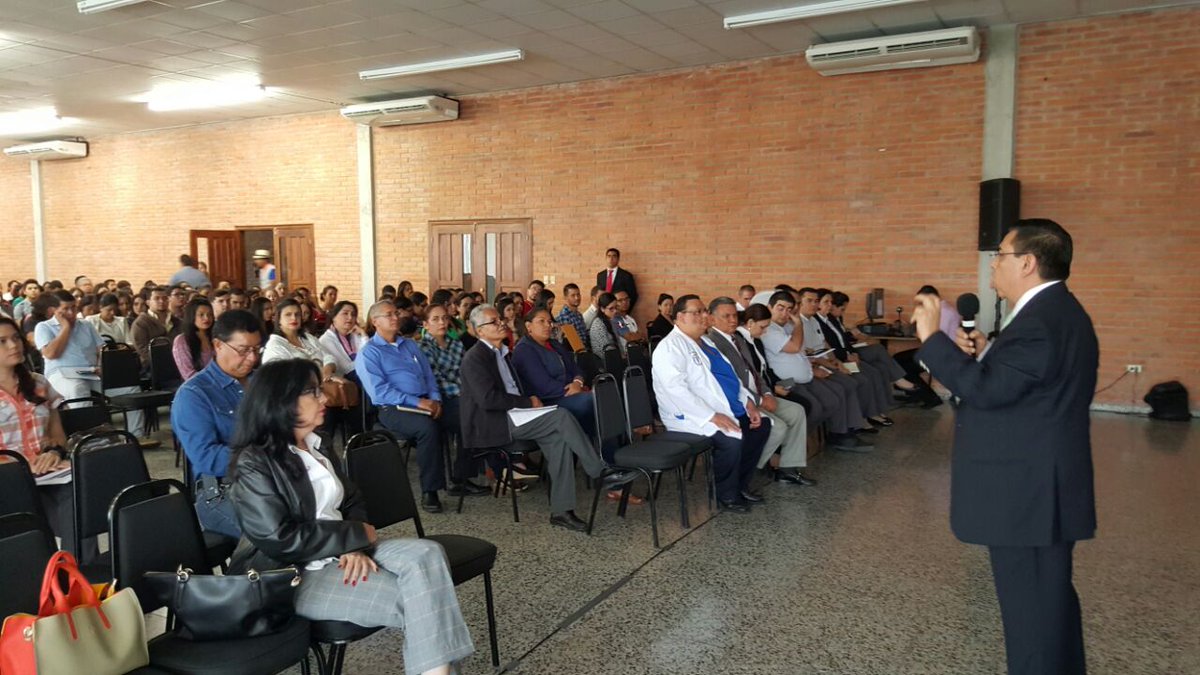 Doctor Roberto Hernandez Sampieri de la mano con docente nuestro Dr. Marco Antonio Ramos, desarrollando taller de Estadística Multivariada