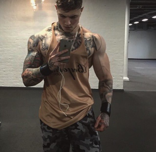 Sup guys/girls, I'm cruz!

•Dom/Vers
•Descriptive 
•FL 

ETC, ETC. 

RT PLEASE????