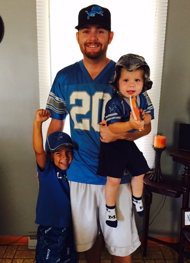 BarrySanders's tweet image. @JTGoBlue your photo was my favorite from last week! To be featured next week reply with a photo in my apparel bit.ly/2eon8HJ