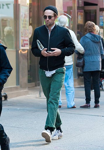girlstuff411's tweet photo. #NYRob casual wear has been👍👌🔥🔥. #RobertPattinson https://t.co/DMg47xUgrH
