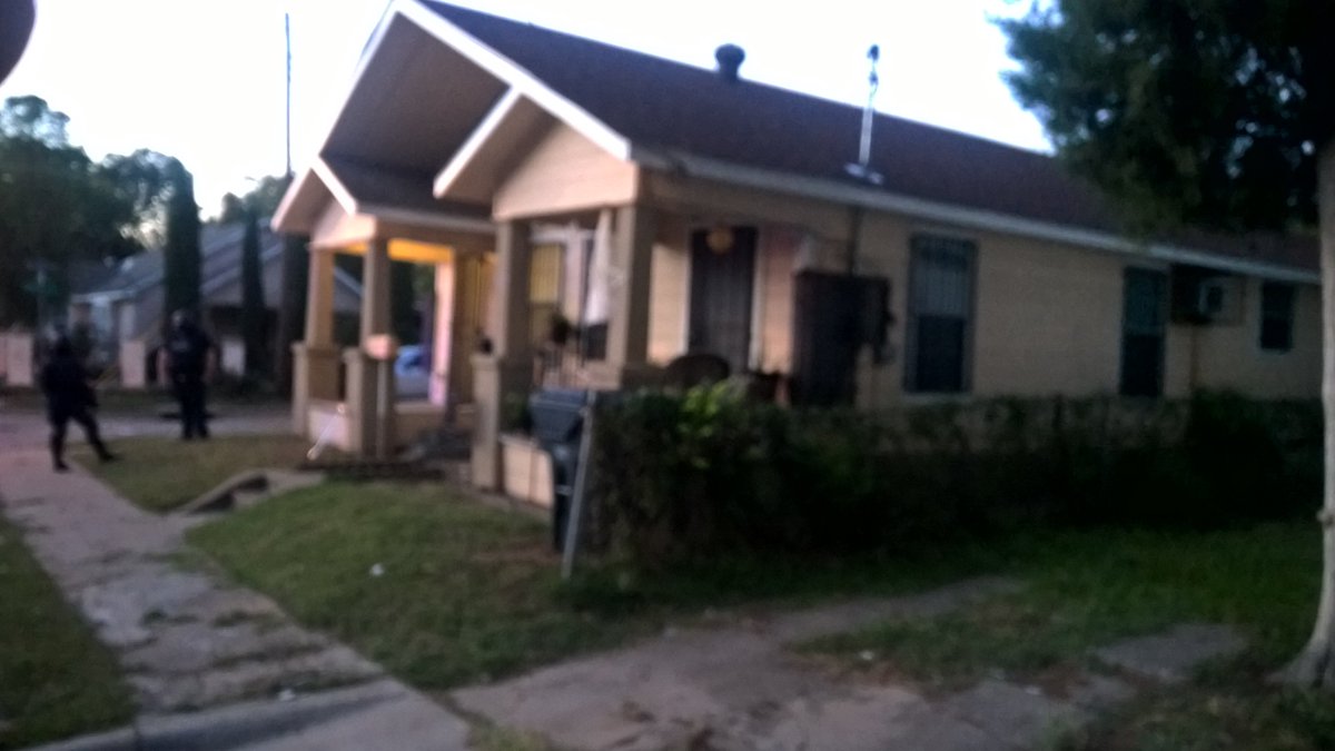 MLevel_DPD's tweet photo. @DallasPD @DallasPDVCTF @DPDJunger Narcs&amp;Metro take assault rifle, drugs, and suspect from 3600 Ruskin. WeWontStop https://t.co/Rz2snGNtNH
