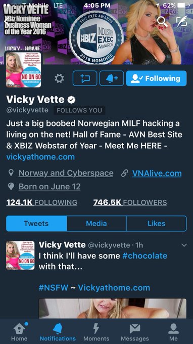 No big deal or anything but I just got a followback from @vickyvette 😍❤️😍❤️😭😭😭 https://t.co/EaBlm4mt
