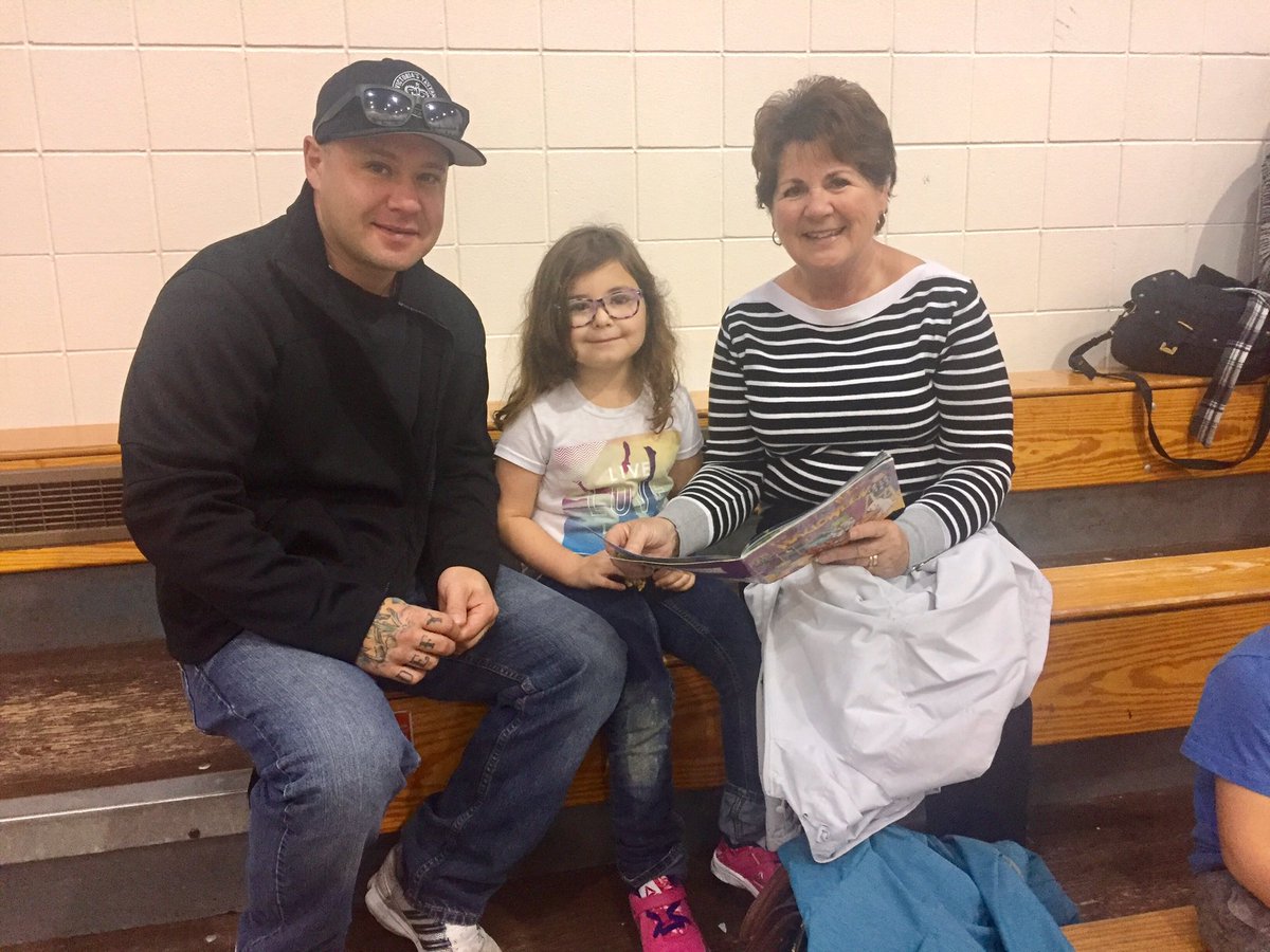 gudereitkdg's tweet photo. Great end to Education Week! Families reading together & sharing a snack! #futureselfies #fantasticfriday @macneillrps @RegPublicSchool https://t.co/RayU7mqKAJ