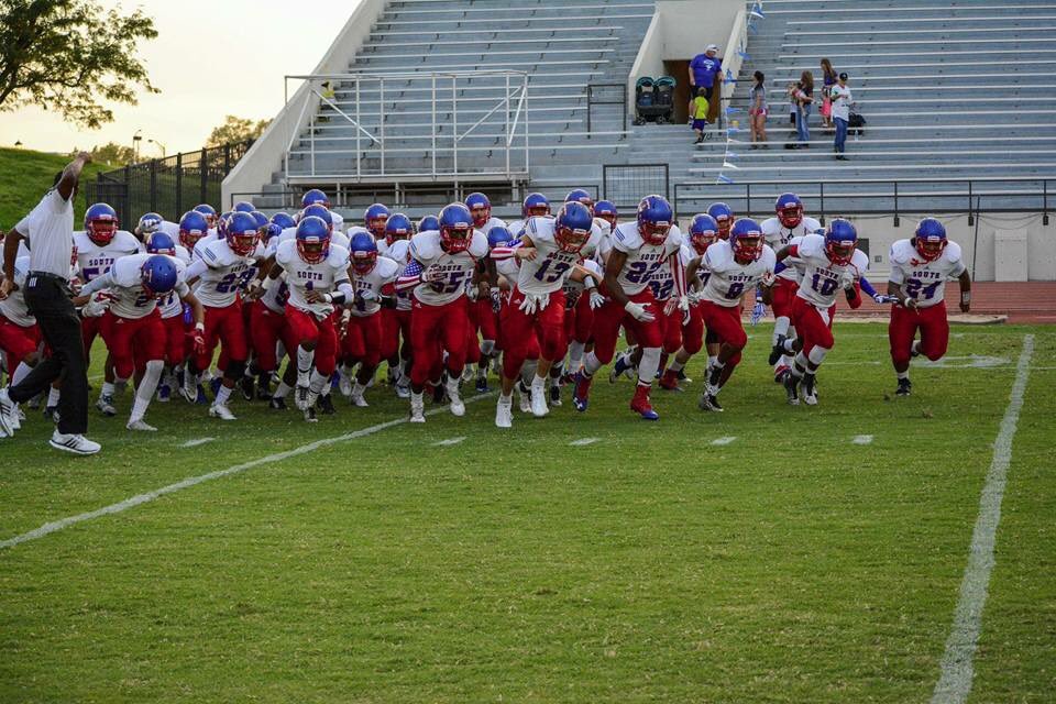 Paytoncollins24's tweet photo. ITS GAME DAY!!!!🔵🔴🔵🔴 #SOUTHOVERHEIGHTS https://t.co/DQ94P5kNXC