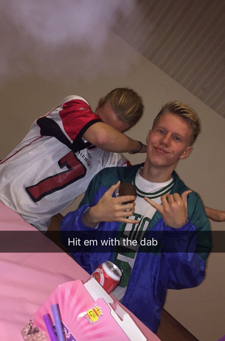 Tapaði sem sagt veðmáli og þurfti að daba á öllum myndum á 85. Vond týpa.