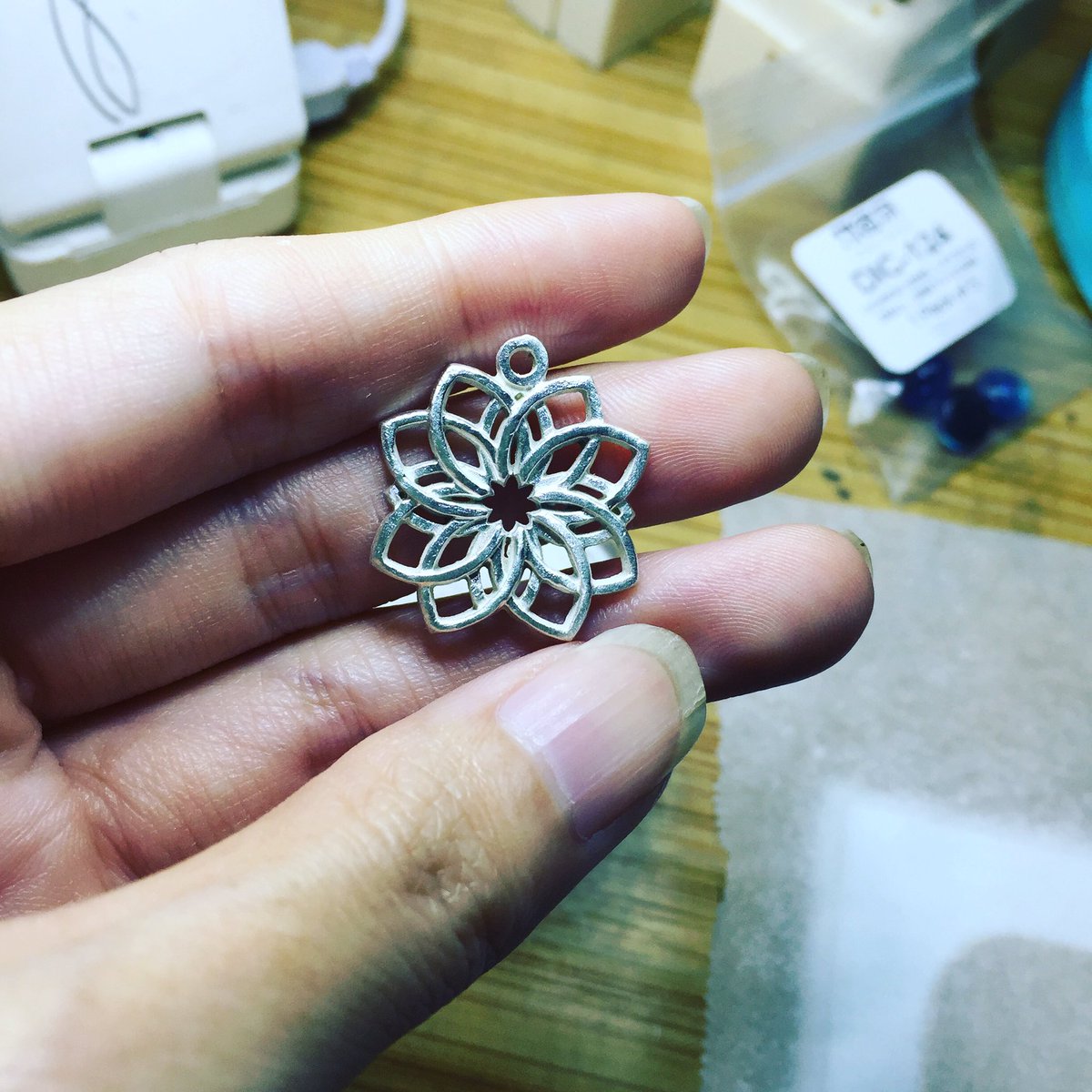 inalin723's tweet photo. New pendant! Also going to make an other pair of earrings ...
#taiwan #singapore #metalclay #silverclay #台灣 #新加坡 #手作 #純銀項墜 #純銀 #伊娜斯手作銀飾 https://t.co/V4m4w5myP0