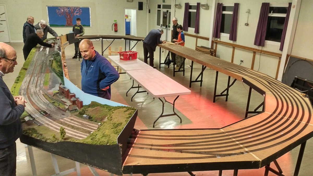 NewburyMRC's tweet photo. Preparing Falkland Vale (OO) for our club running day tomorrow. https://t.co/KWgpTUC6sC