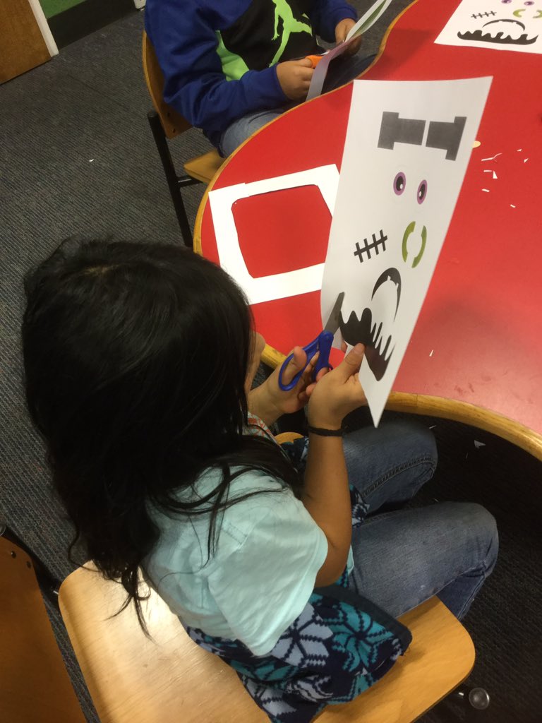 FarleyClass's tweet photo. Students ❤️making Frankenstein masks! #fieldtripsarefun #readingisfun #gcs2016 @WEStriplin @gadsdenlibrary https://t.co/MqeTLPdMAA