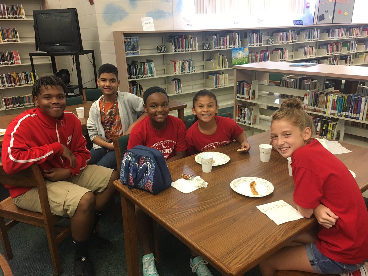 ChromikCarol's tweet photo. Patriot students enjoying their lunch provided by our AP and G.C. Behavior, attendance, and grades.  Great job👍🏼 @patriots_LMS https://t.co/iTkw14K1B7