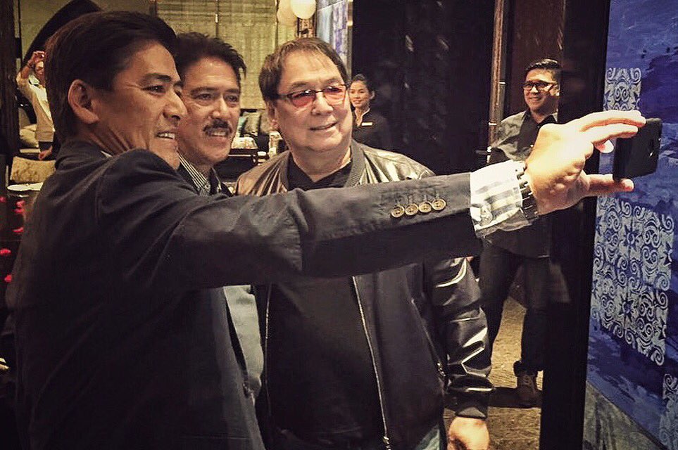 AngPoetNyo's tweet photo. Anong sabi ni I kay DO? Magsama na tayo! Ano naman sabi ni DO kay I? O, nakatayo ka na naman! #ALDUBWedding https://t.co/IaCWTqac91