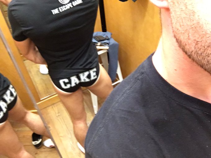 Who wants cake ??? https://t.co/o4vv2kOGUQ