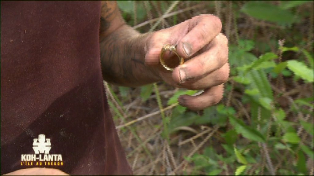 KohLantaTF1's tweet photo. #KohLanta 
Benoît trouve l'anneau d'or !!! Il accède directement à l'orientation !!! 😱 
RT Pour le féliciter ! 😁 https://t.co/cvcvUZnL5e
