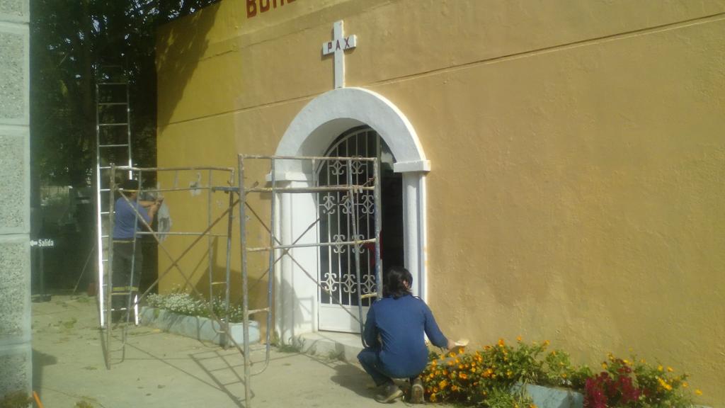 PrimeraCartage1's tweet photo. En cementerio parroquial,  restaurando nuestro mausoleo,  junto a nuestros voluntarios https://t.co/UZAbz18JhJ