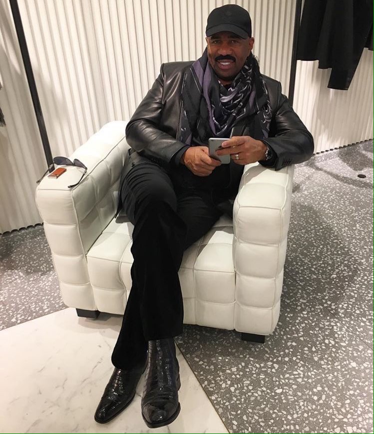 nellychillin's tweet image. Aunt 1: does hair, kids run around salon alll day
Aunt 2: only plays Badu, smells good 
Aunt 3: spoils tf outta everybody
Aunt 4: BOUGIE ASF