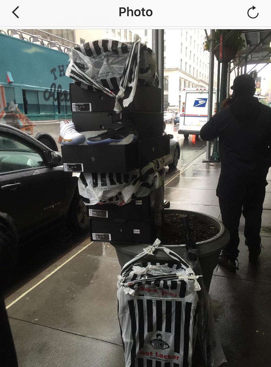 ANT_NYC1's tweet photo. Looks like Footlocker in NYC dropped early for the #ChampPack. A lot of folks on IG got it already https://t.co/W07BYlbpAq