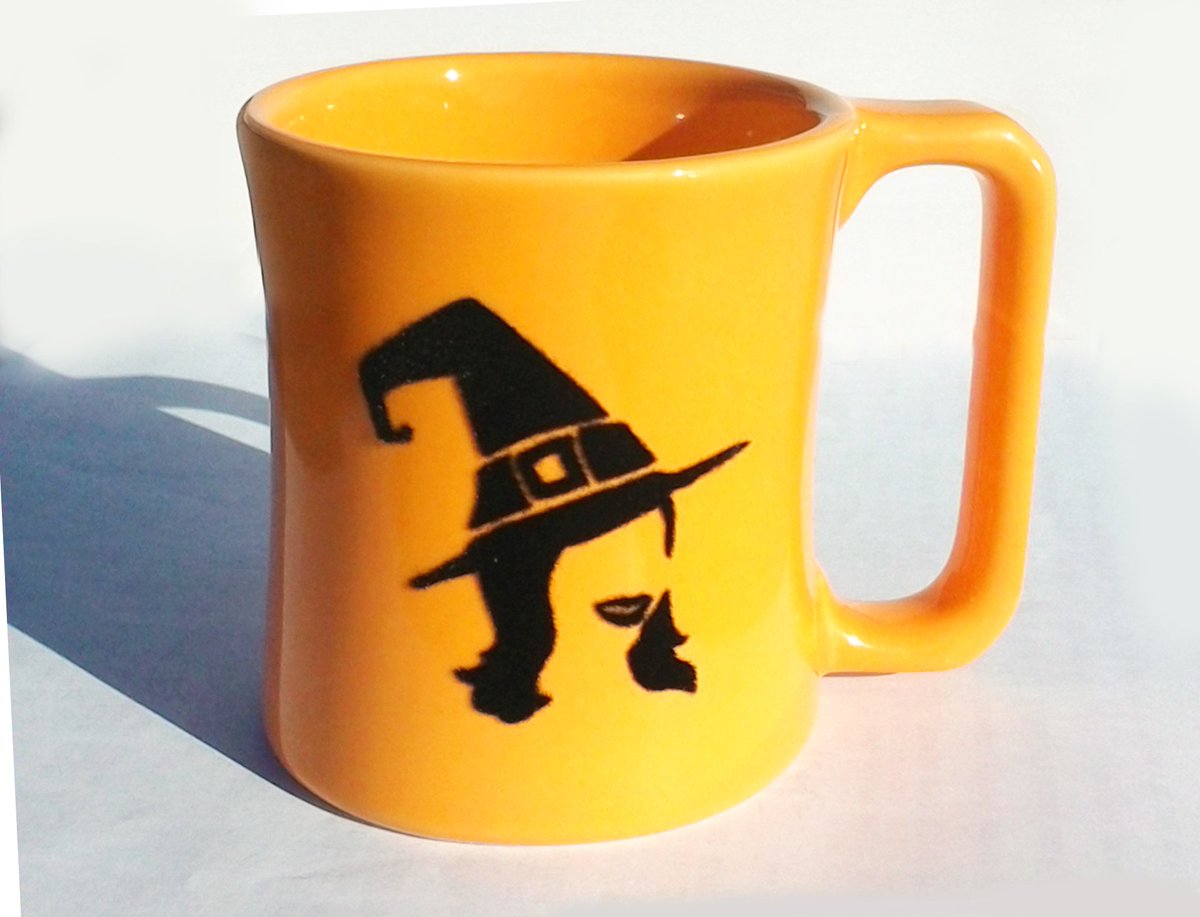 Creative_Source's tweet photo. Getting ready for Halloween. #Halloween #Halloweenart #fallseaon #ceramicmug https://t.co/GjBZVb2dyf
