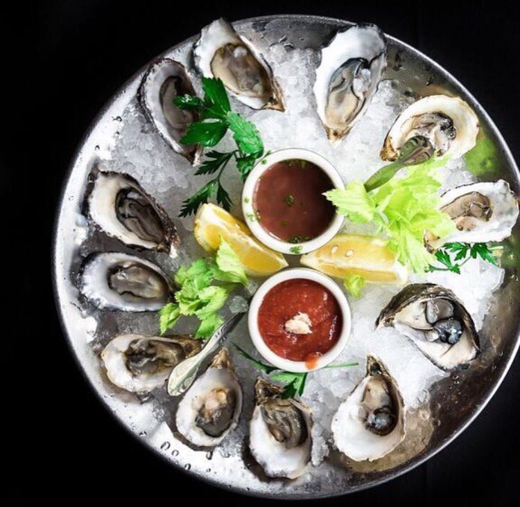 LUXBARChicago's tweet photo. Raw bar game = on point. 💯 #oysters #coldbar #eeeeeats https://t.co/rtLa6CjR1L