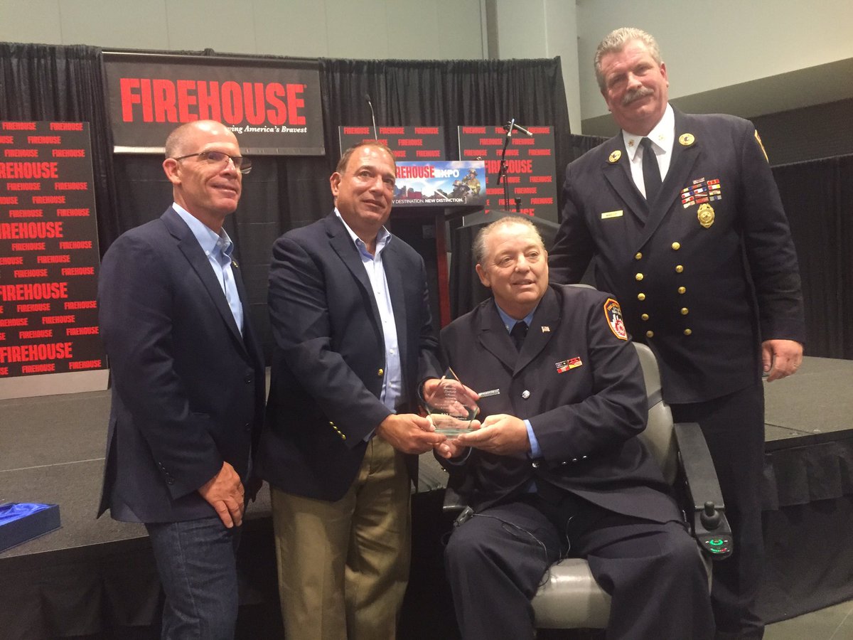 Firefusion_con's tweet image. FDNY #firefighter Ray Pfeifer receives the @thefirenews and @FirehouseNews Outstanding Leadership Award at #FHExpo16 @TesendelbachTim