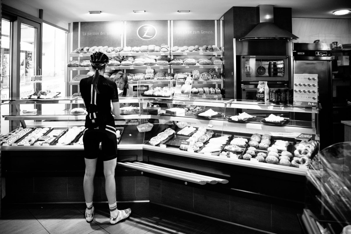 echappe_'s tweet photo. How do I eat while riding? @sheyleigh explains in the latest #AskElla column. https://t.co/cZsAD16tJZ https://t.co/TH7aTDS2cv