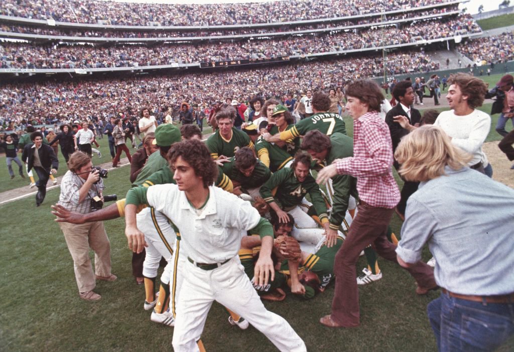 Party on the field on this date in 1973. It’s the meat of the Oakland A’s 1970s World Series championship sandwich. https://t.co/bVwWvWGBJt