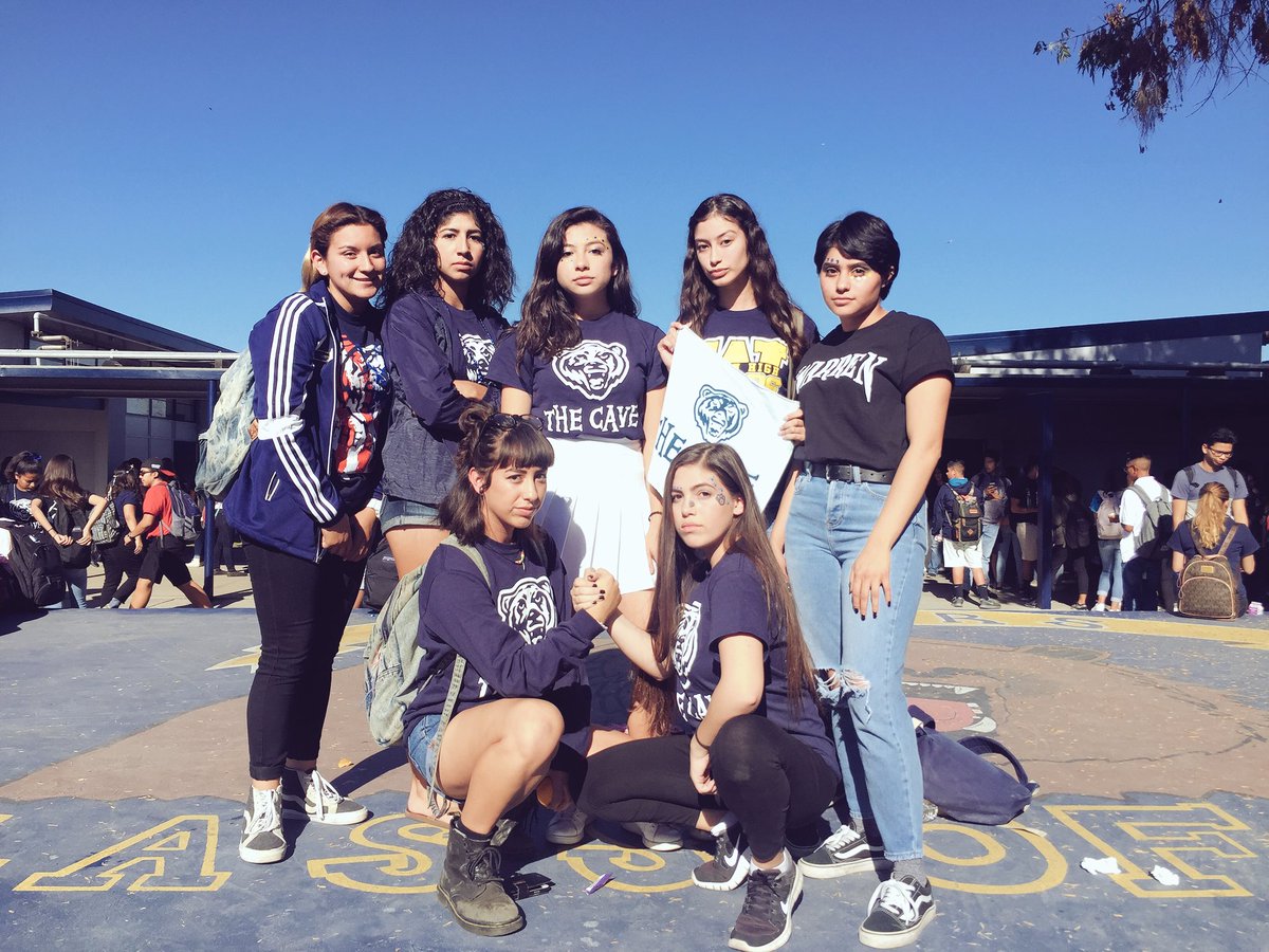 ohlandia's tweet image. WE RUN THIS MUTHA 🐻💙💛 #warrenspirit #legen17ary