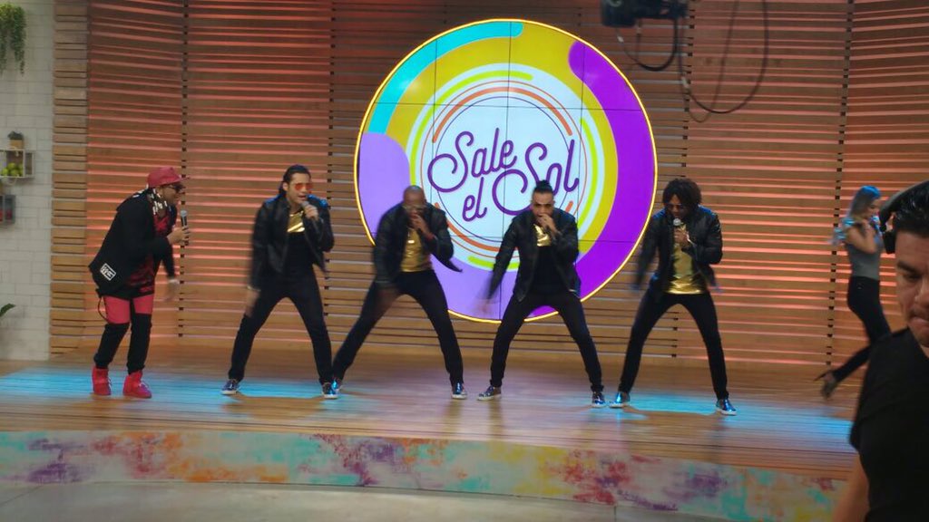 Sergitogomez13's tweet photo. Poniendo el ambiente @MERENGLASS en @saleelsoltv con @luzmazetina @Idekhel93 @RazoAlexander @AriasSorsya https://t.co/ULfHAFP03h