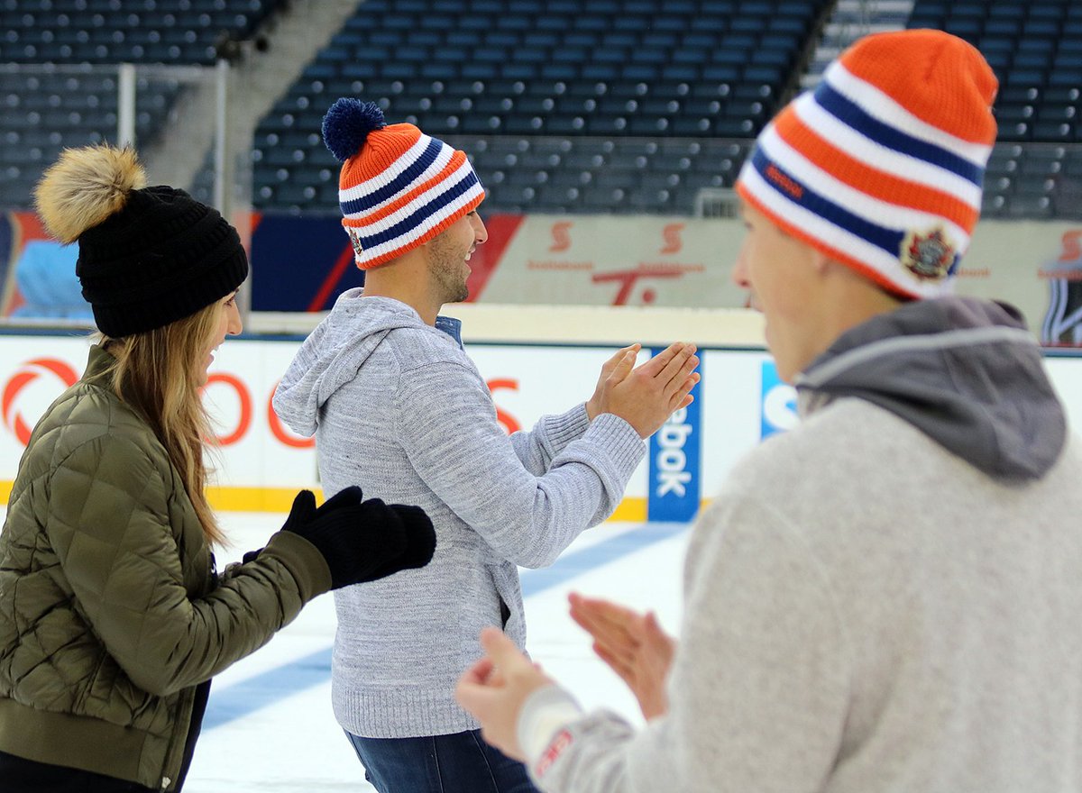 Round of applause for #Oilers skating coach David Pelletier showing off his Olympic moves! #HeritageClassic https://t.co/wYn99dNv3b