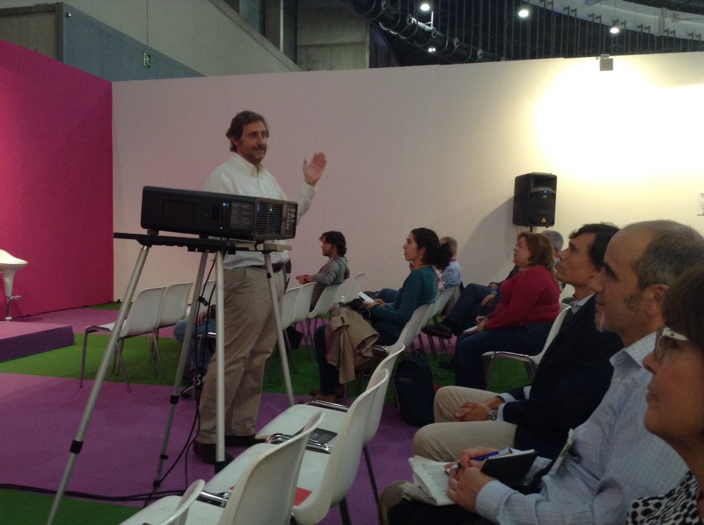 joanpadros's tweet image. Tercera conferencia del matí, Juan Nuñez ens parla de Recursos didáctica #simoedu16 #compdm