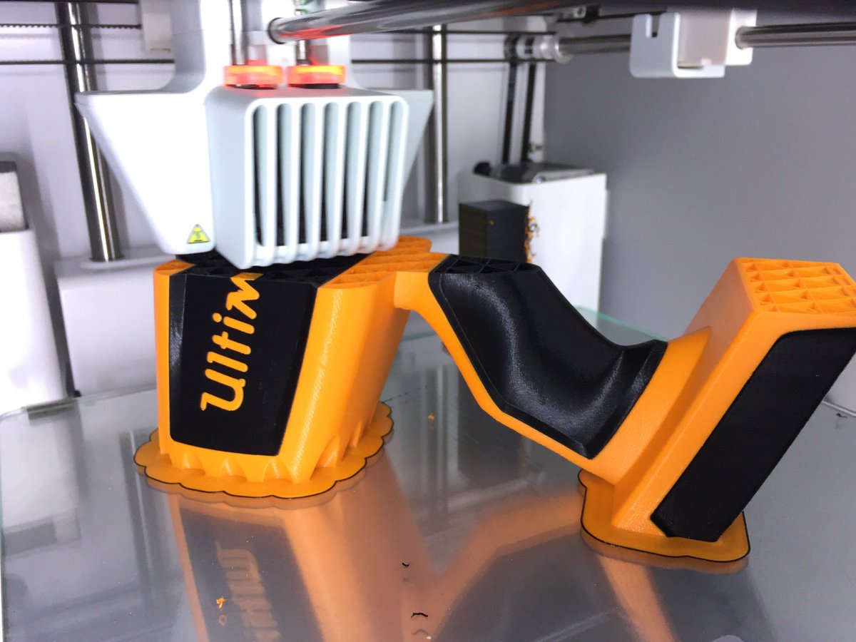 How amazingly clean is the #dualextrusion on the #ultimaker3? Wow!