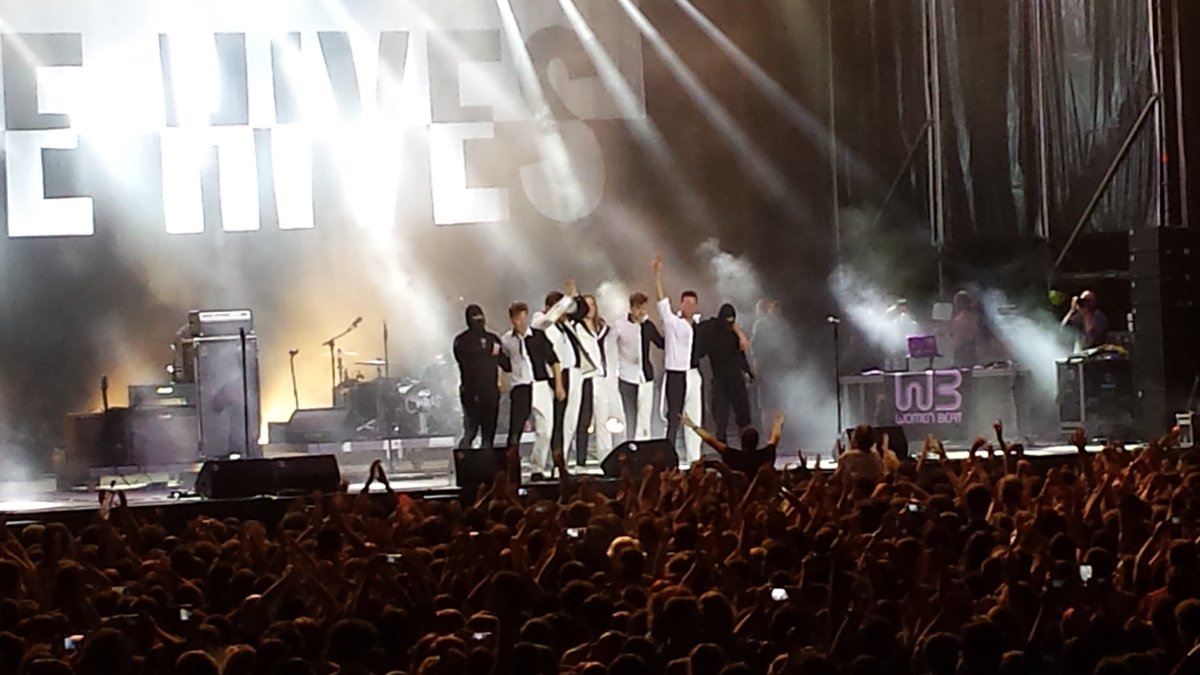 WhiteTrigger_'s tweet photo. Conciertazo de The Hives #BUM2016 https://t.co/WdG79bE924