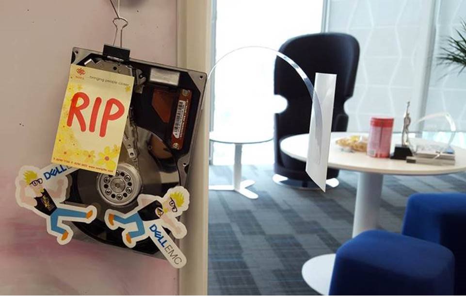 peterhanna888's tweet photo. RIP Spinning Disk. #flash is the new normal. #yoaf #yearofallflash @MichaelWing23 @BillScannell2 @stevenjcrowe @88_dmitri @GlenHyatt https://t.co/g1WxY5hAQa